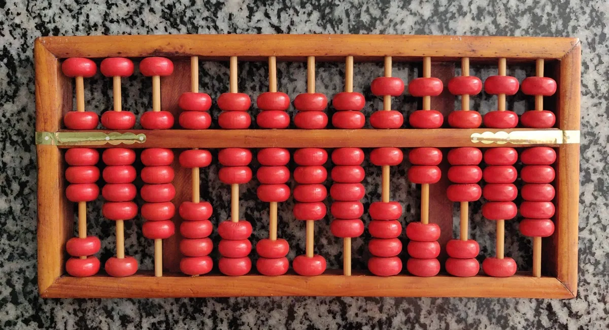 Bàn tính gảy truyền thống bằng gỗ với các hạt tính màu đỏ