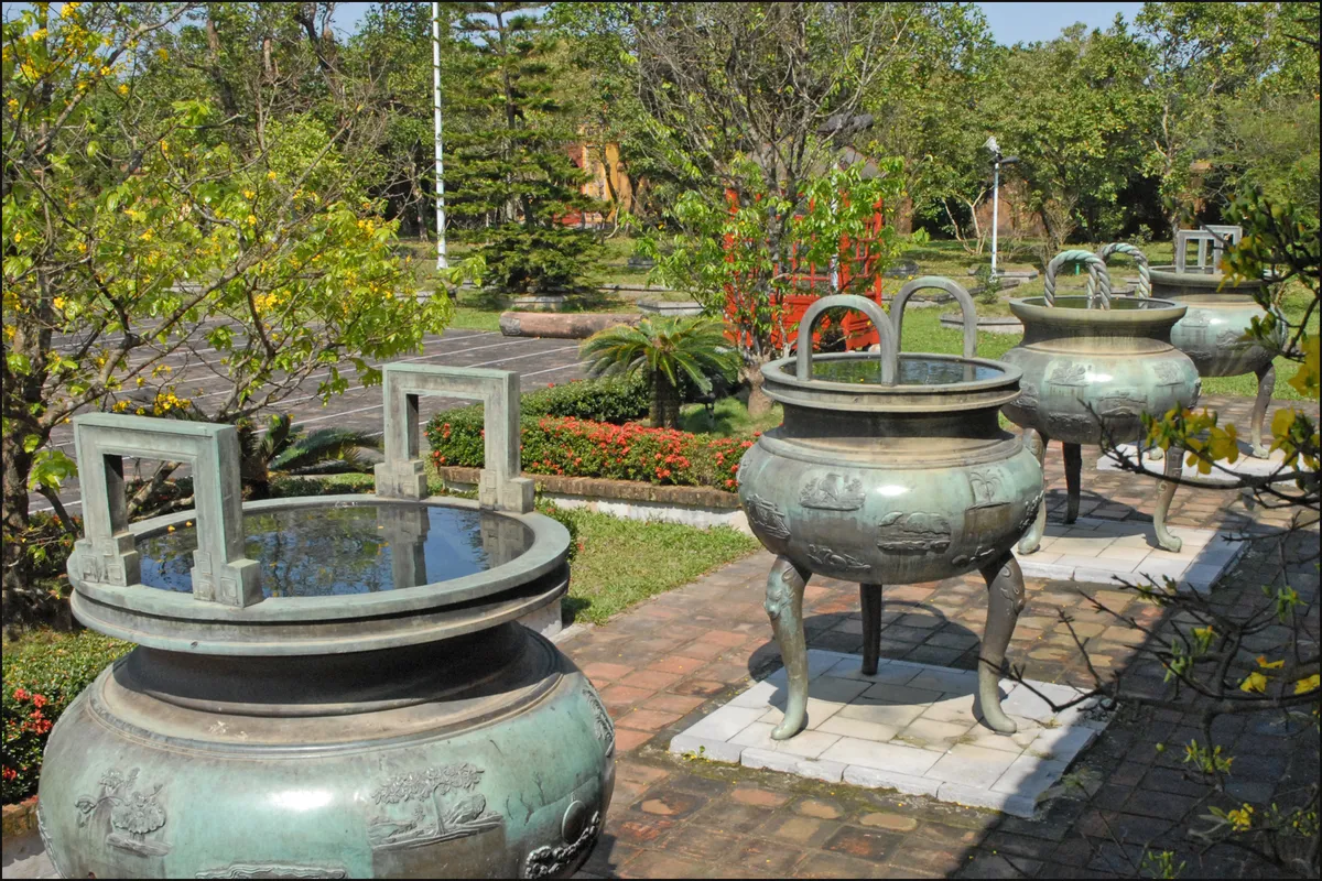 Những chiếc đỉnh đồng của Cửu đỉnh trong sân Thế Miếu, Đại Nội Huế